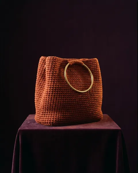 Bolsa de crochê terracota com alça em argola